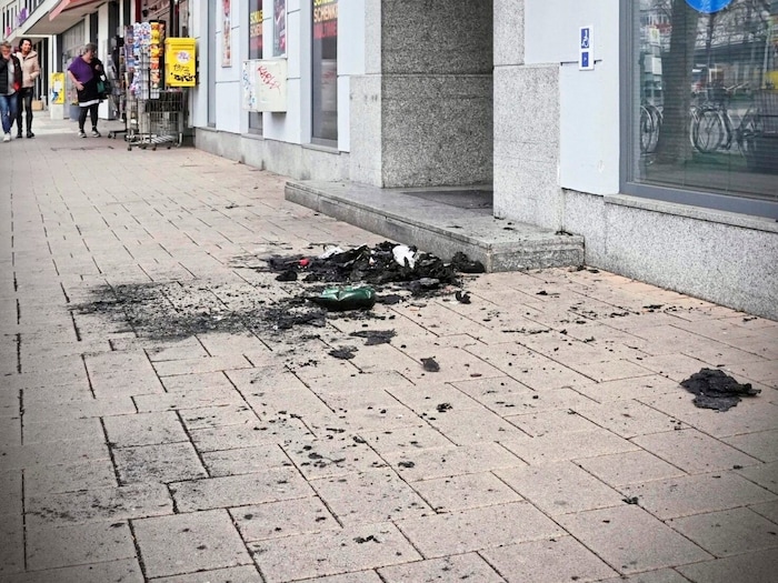 Am Samstagvormittag zeugen verkohlte Reste von der schrecklichen Tat.