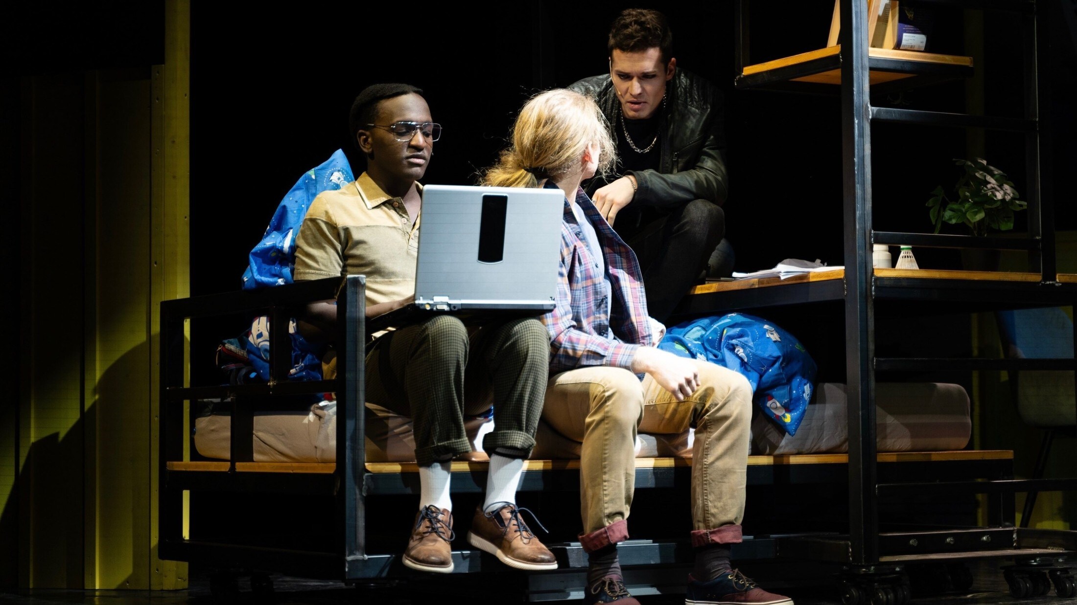 Savio Byrczak (Jared Kleinman) and ensemble (Bild: Konstantin Zander)