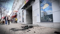 Vor diesem Geschäft am Grazer Lendplatz kam es Samstagnacht zu einem grausamen Brandanschlag auf einen Obdachlosen. (Bild: Sepp Pail)