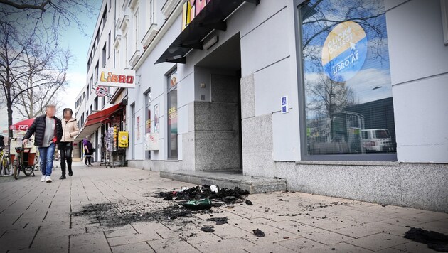Cumartesi gecesi Graz'daki Lendplatz'da bulunan bu dükkanın önünde evsiz bir adama yönelik acımasız bir kundaklama saldırısı gerçekleşti. (Bild: Sepp Pail)