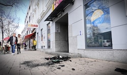 Vor diesem Geschäft am Grazer Lendplatz kam es Samstagnacht zu einem grausamen Brandanschlag auf einen Obdachlosen. (Bild: Sepp Pail)
