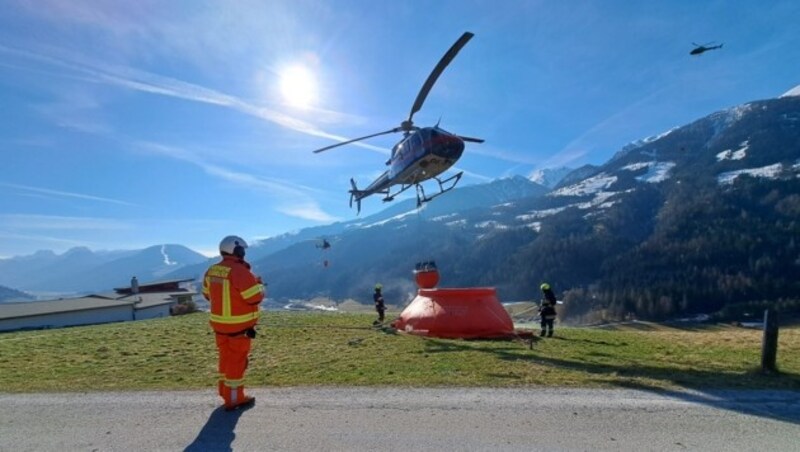 Insgesamt vier Hubschrauber standen im Löscheinsatz. (Bild: BFV Lienz/FF Sillian)