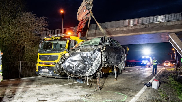 The vehicle was severely damaged in the collision. (Bild: TEAM FOTOKERSCHI.AT / SIMON BRANDSTÄTTER)