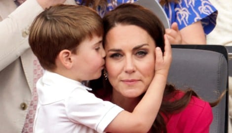 Küsschen für Mama! Prinz Louis , ein kleiner Charmeur. (Bild: APA/AFP/POOL/Chris Jackson)