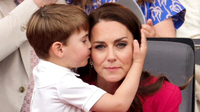 Princess Kate needed time to explain her cancer diagnosis to her children - here with son Prince Louis. (Bild: APA/AFP/POOL/Chris Jackson)