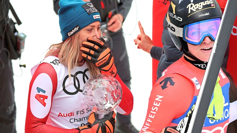 Conny Hütter (li.) schnappte sich doch noch die Kugel. (Bild: Christof Birbaumer, APA/BARBARA GINDL)