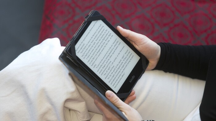 An ihrem alten „Kindle“-E-Book hängt Mona Greussing sehr: „Es ist wie ein Schatz an ...