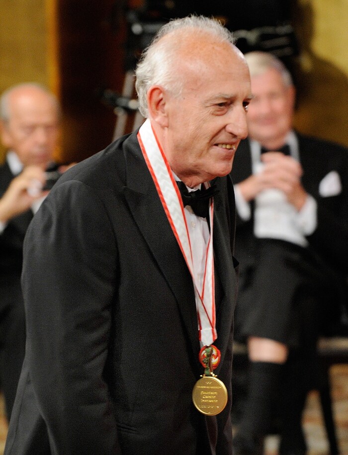 Über die Jahrzehnte erhielt Pollini zahlreiche Preise, darunter der Ernst-von-Siemens-Musikpreis ...