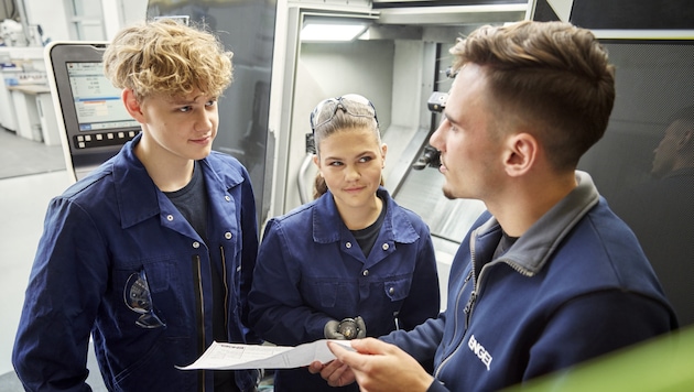 Apprenticeship, training or studies: the decision is not always easy for young people. (Bild: Engel Austria GmbH)
