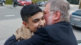 Glücklich: Huseyn und sein Freund und Förderer Walter Windischbauer. (Bild: Tschepp Markus)