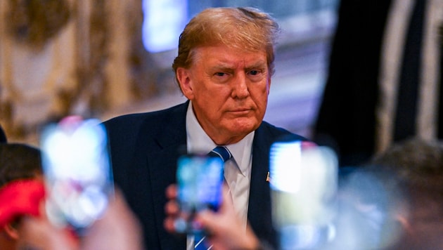 Trump, Stormy Daniels ile herhangi bir cinsel temasta bulunduğunu reddediyor, ancak mahkemede bu konuda hiçbir şey söylemeyecek. (Bild: APA/AFP/CHANDAN KHANNA)