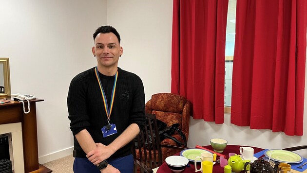 Hochschullehrer Bryan Mitchell vermittelt Studenten in Schottland mit Hilfsmitteln, wie sich Demenz anfühlt. (Bild: Philipp Stadler)