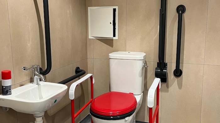 Auch eine umgebaute WC-Anlage gibt es an der schottischen Universität zu Übungszwecken.