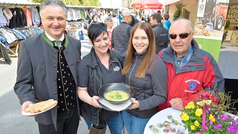 Mit der Josefisupp´n: Marktreferent Andreas Kutej, Cornelia Pammer, Sandra Duller und Alois Schippel, stellvertretender Obmann der Agrargemeinschaft, die den Markt organisiert.  (Bild: EVELYN HRONEK)