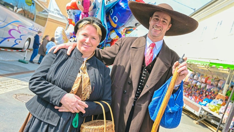 Sieglinde Rutter und Wolfgang Noessler präsentieren die Alt-Lavanttaler Tracht. (Bild: EVELYN HRONEK)