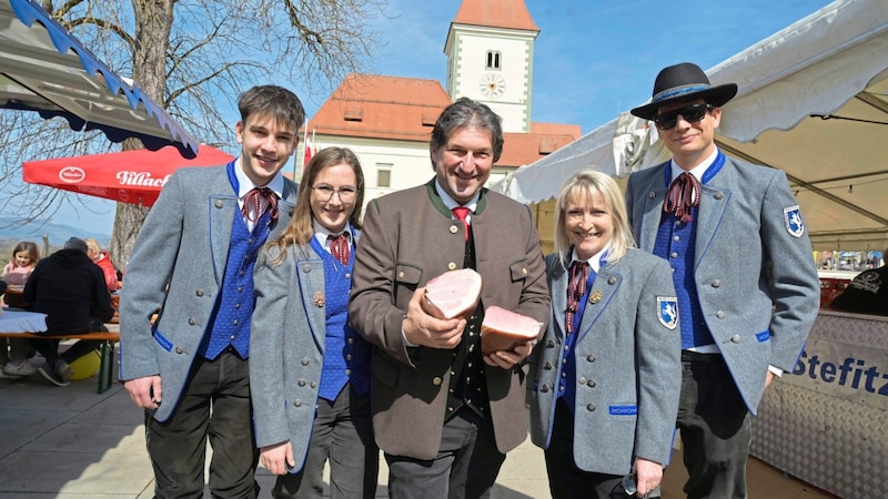 Musiker der Marktkapelle Eberndorf mit Bürgermeister Wolfgang Stefitz der auch als Fierant am Markt vertreten ist. (Bild: EVELYN HRONEK)