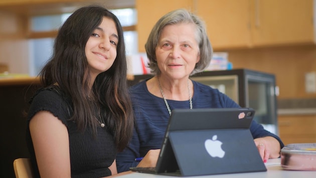 Sima Houssein (11) receives tutoring at the Lerncafé from volunteer coaches such as Eva Schober - mainly practising German and math. (Bild: Einöder Horst)