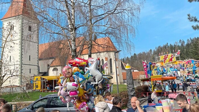 Für Große und kleine Besucher gibt’s danach Salami, Torte und mehr.