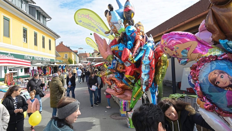 Tausende Besucher waren zum Josefimarkt nach Eberndorf gekommen. Bei strahlenden Sonnenschein. (Bild: EVELYN HRONEK)