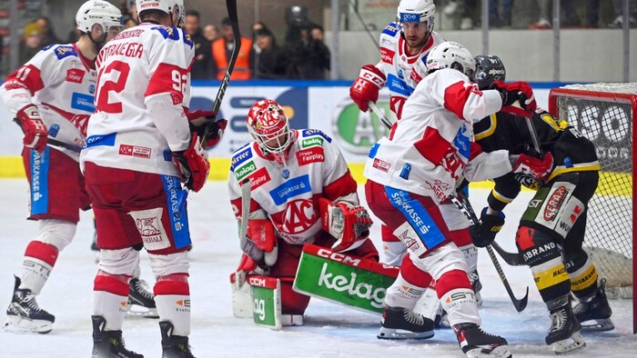 Die KAC-Defensive um Goalie Dahm muss für die Südtiroler wieder schwer zu knacken sein.
