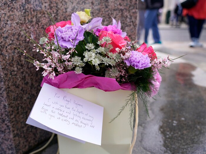 Menschen hinterlassen vor Schloss Windsor Blumen und Genesungswünsche für Prinzessin Kate.
