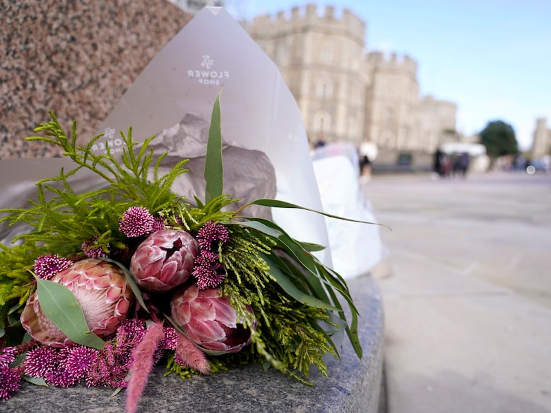 Blumen für Prinzessin Kate vor Schloss Windsor (Bild: Copyright 2024 The Associated Press. All rights reserved)