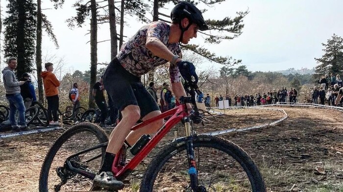 Road pro Lukas Pöstlberger tries his hand at mountain biking in Kamptal.