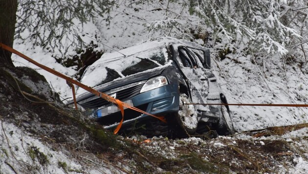 In Hochfügen, a father and his two children were able to climb out of the crashed car almost unharmed. (Bild: zoom.tirol)