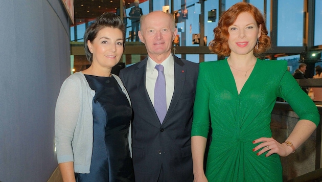 Presenter Teresa Vogl (right) with Franz Gasselsberger and Maria Mayr, head of the Fussl fashion company. (Bild: Horst Einöder/Flashpictures)