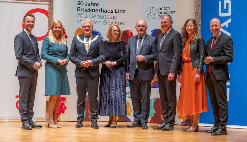 „Hausherr“ René Esterbauer sowie die PolitikerInnen: Doris Lang-Mayerhofer, Klaus Luger, Doris Bures, Wolfgang Sobotka, Thomas Stelzer, Claudia Plakolm, Martin Kocher (v. li.). (Bild: Einöder Horst)