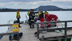 Am sicheren Ufer wurde die Familie schließlich von der Wasserrettung und einem Notarzt versorgt. (Bild: Wasserrettung Faaker See)