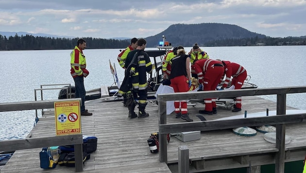 The water rescuers were able to pull the woman into a boat. (Bild: Wasserrettung Faaker See)
