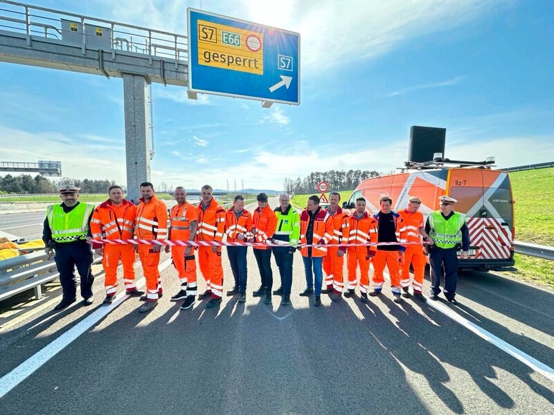 Verkehrsfreigabe auf der nagelneuen S 7 am Samstag: Infrastrukturministerin Gewessler war so wie bei der feierlichen Eröffnung am Vortag nicht dabei, hatte „andere Termine“ ... (Bild: Christian Schulter)