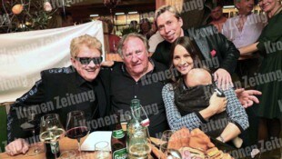 Happy Birthday! Heino mit Gérard Depardieu, dem Geburtstagskind Helmut Werner, Ehefrau Nicole und ihrem Sohn Lennie (Bild: Starpix/Alexander TUMA/Krone KREATIV)