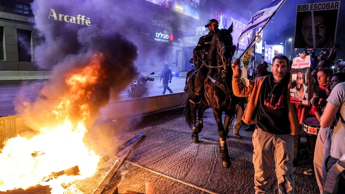 Berittene Polizisten gingen am Samstagabend gegen die Demonstranten in Tel Aviv vor.