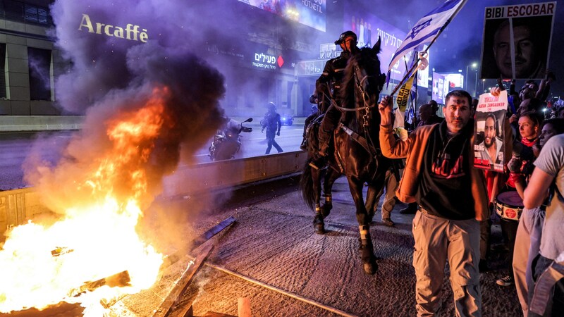 Berittene Polizisten gingen am Samstagabend gegen die Demonstranten in Tel Aviv vor. (Bild: APA/AFP/JACK GUEZ)