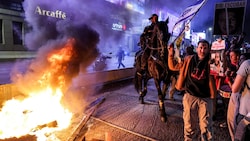 Berittene Polizisten gingen gegen die Demonstranten in Tel Aviv vor. (Bild: APA/AFP/JACK GUEZ)