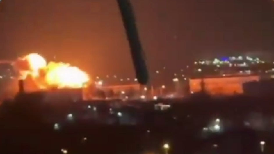 Sosyal medyada patlamaların görüldüğü ve alarm sirenlerinin duyulduğu videolar paylaşıldı. (Bild: OSINT)