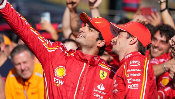 Gute Laune bei Carlos Sainz (l.) und Charles Leclerc