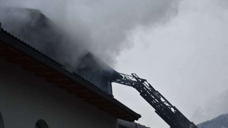 Dichter Rauch stieg empor. Die Säule war weithin sichtbar. (Bild: zoom.tirol)