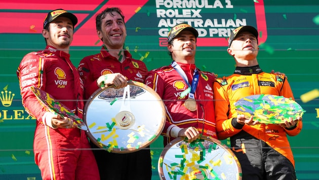 Charles Leclerc, Mateo Togninalli (Ferrari engineer), Carlos Sainz and Lando Norris (from left to right) (Bild: AP)