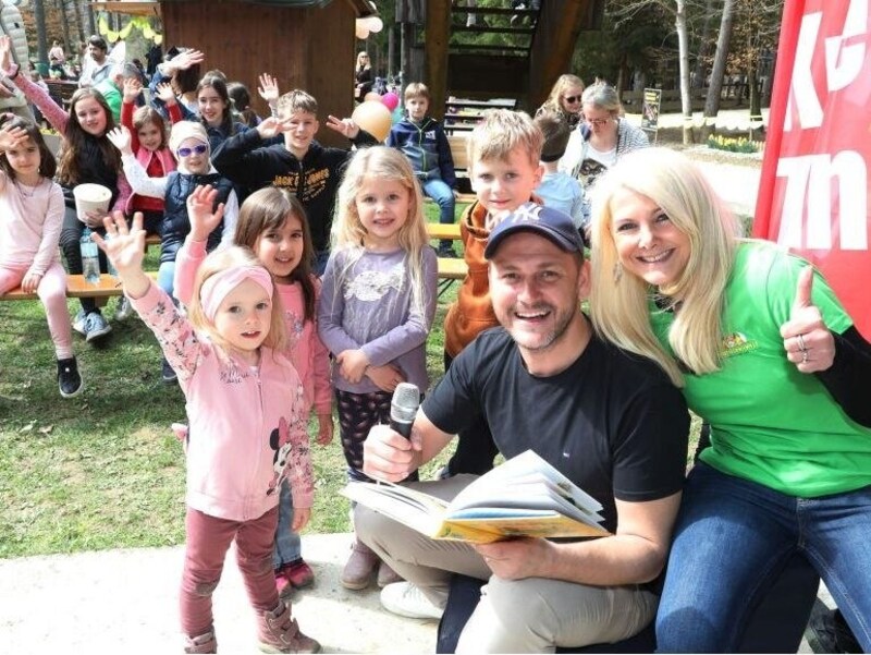 Wenn „Krone“-Leseonkel Christian Krall liest, hören alle Kinder zu ebenso wie Wald-Chefin Tina Smetanig. (Bild: Uta Rojsek-Wiedergut)