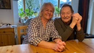 Wolfgang Ambros und seine Frau Uta Schäfauer sitzen wieder gemeinsam zu Hause am Küchentisch in Tirol. (Bild: www.facebook.com/wolfgangambros)