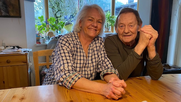Wolfgang Ambros and his wife Uta Schäfauer sit together again at the kitchen table at home in Tyrol. (Bild: www.facebook.com/wolfgangambros)
