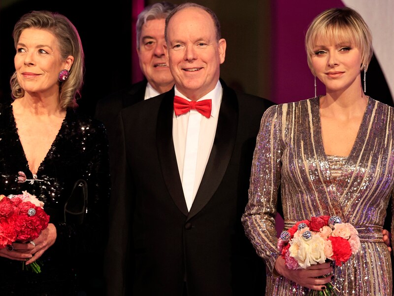 Prinzessin Caroline, Fürst Albert und Fürstin Charlene posieren gemeinsam am Rosenball 2024 (Bild: APA/AFP/Valery HACHE)