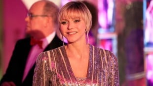 Fürstin Charlene glänzte bei ihrem ersten Rosenball seit 2016 mit neuer Frisur und einem glitzerten 70ies-Hosenanzug.  (Bild: APA/AFP/Valery HACHE)