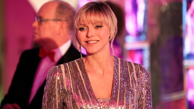 Princess Charlene shone at her first Rose Ball since 2016 with a new hairstyle and a glittery 70s trouser suit. (Bild: APA/AFP/Valery HACHE)