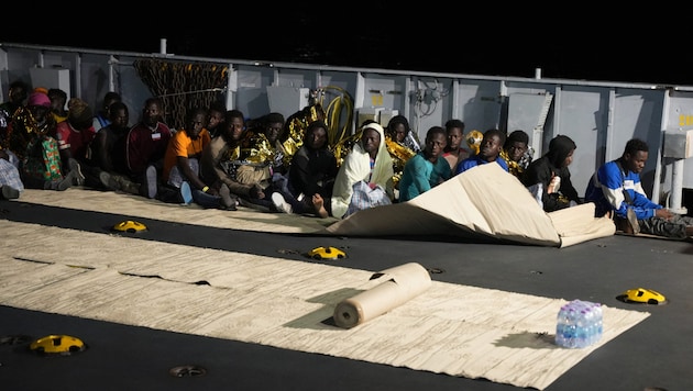 21 Boote mit insgesamt 945 Migranten an Bord trafen seit Samstag früh auf der Insel ein. (Bild: AFP (Archivbild))