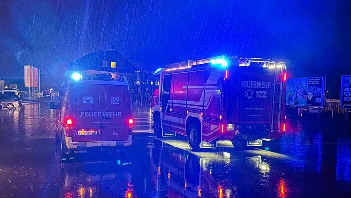 Die Feuerwehr Fürnitz musste Dachteile bergen.
