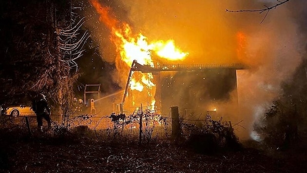 Müstakil ev yanıyordu. (Bild: FF Eichgraben)